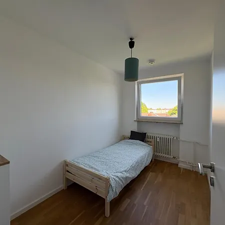 Geraeumiges 4-zimmer-penthouse Mit Balkon Und Parkplatz Apartment