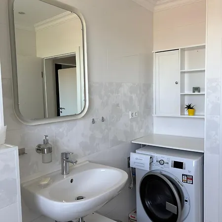 Geraeumiges 4-zimmer-penthouse Mit Balkon Und Parkplatz Apartment Niederdorla