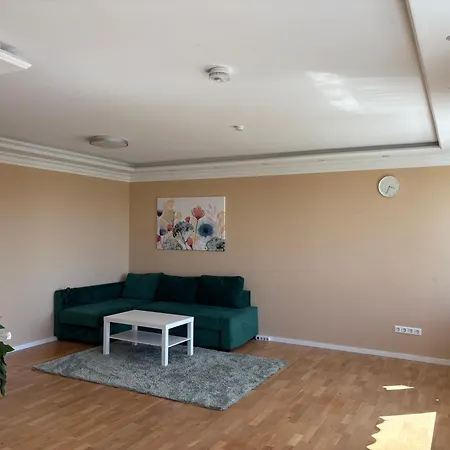 Apartment Geraeumiges 4-zimmer-penthouse Mit Balkon Und Parkplatz Niederdorla
