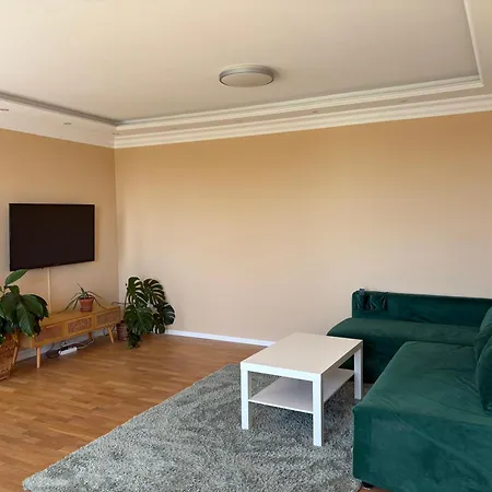 Geraeumiges 4-zimmer-penthouse Mit Balkon Und Parkplatz Apartment Niederdorla