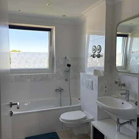 Geraeumiges 4-zimmer-penthouse Mit Balkon Und Parkplatz Niederdorla